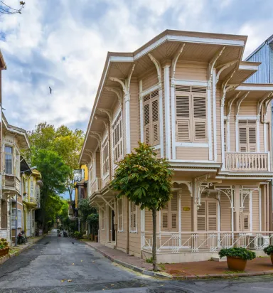 Büyükada Gezilecek Yerler: Tarihin ve Doğanın Sessiz Dansı