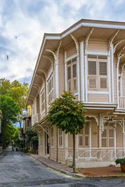 Büyükada Gezilecek Yerler: Tarihin ve Doğanın Sessiz Dansı