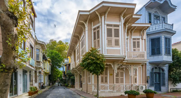 Büyükada Gezilecek Yerler: Tarihin ve Doğanın Sessiz Dansı