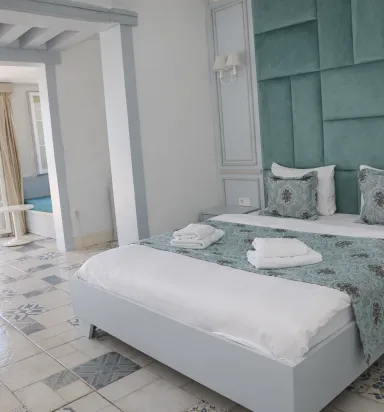 Deniz Manzaralı Teraslı Oda